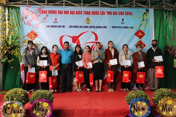 LIÊN ĐOÀN LAO ĐỘNG HUYỆN KRÔNG ANA CHĂM LO TẾT CHO ĐOÀN VIÊN, NGƯỜI LAO ĐỘNG