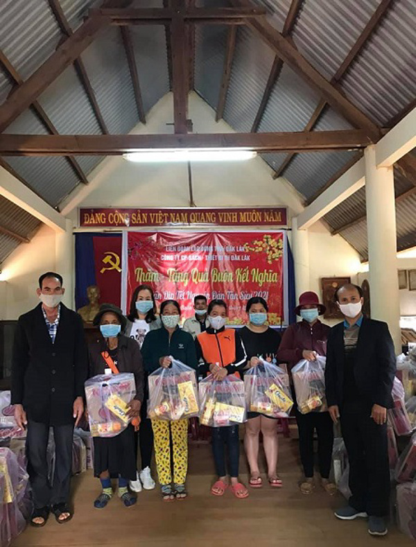 LIÊN ĐOÀN LAO ĐỘNG TỈNH THĂM VÀ CÔNG TY CỔ PHẦN SÁCH - THIẾT BỊ TRƯỜNG HỌC ĐẮK LẮK TẶNG QUÀ TẾT BUÔN KẾT NGHĨA
